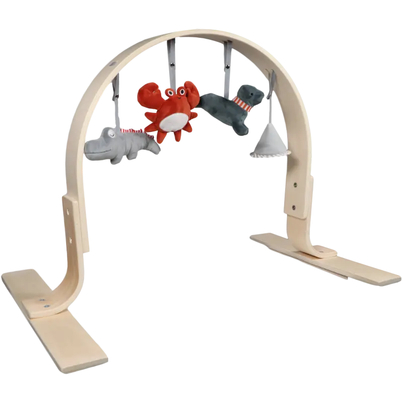 Spielbogen aus Holz mit Plüschtieren