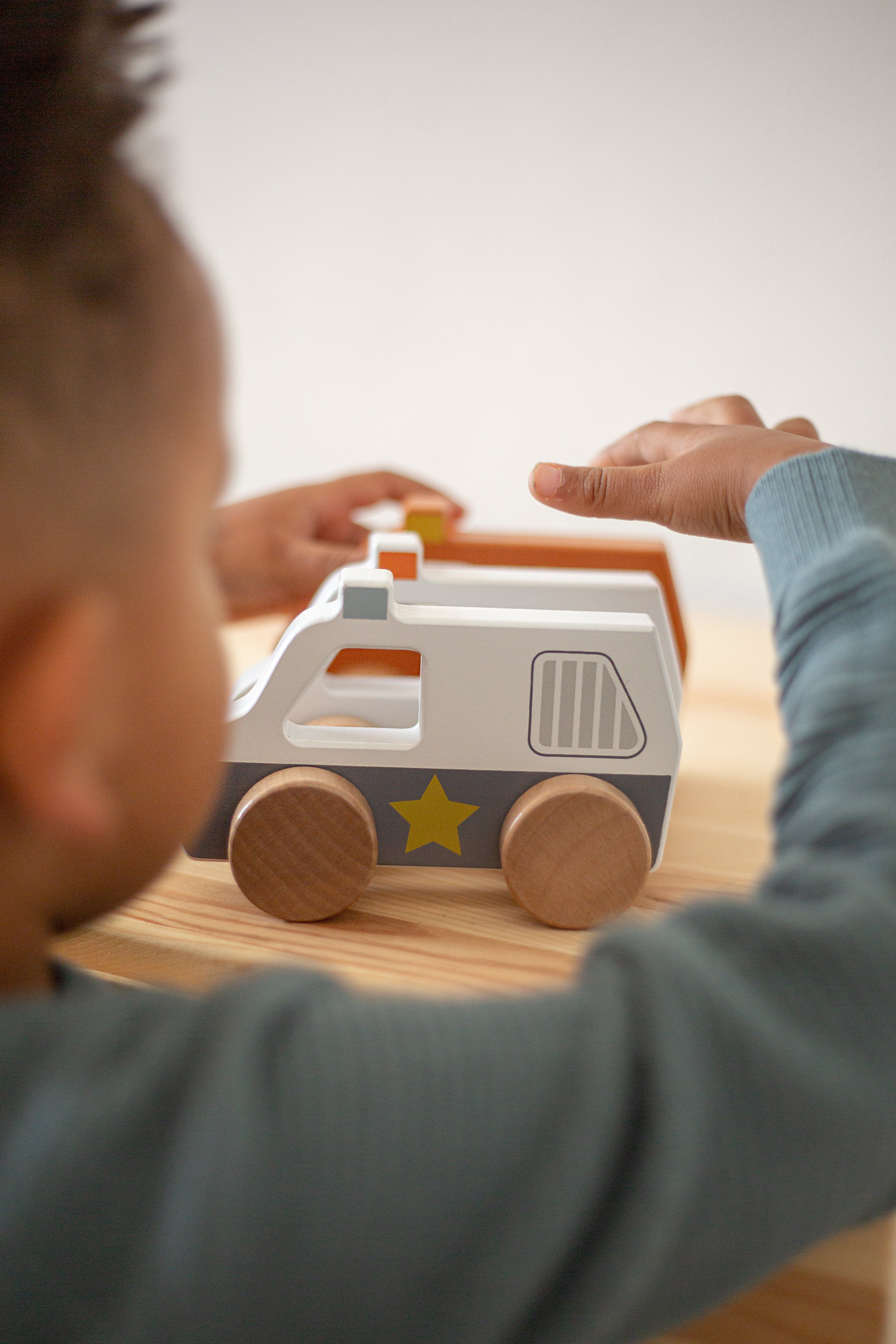 Polizeiauto aus Holz