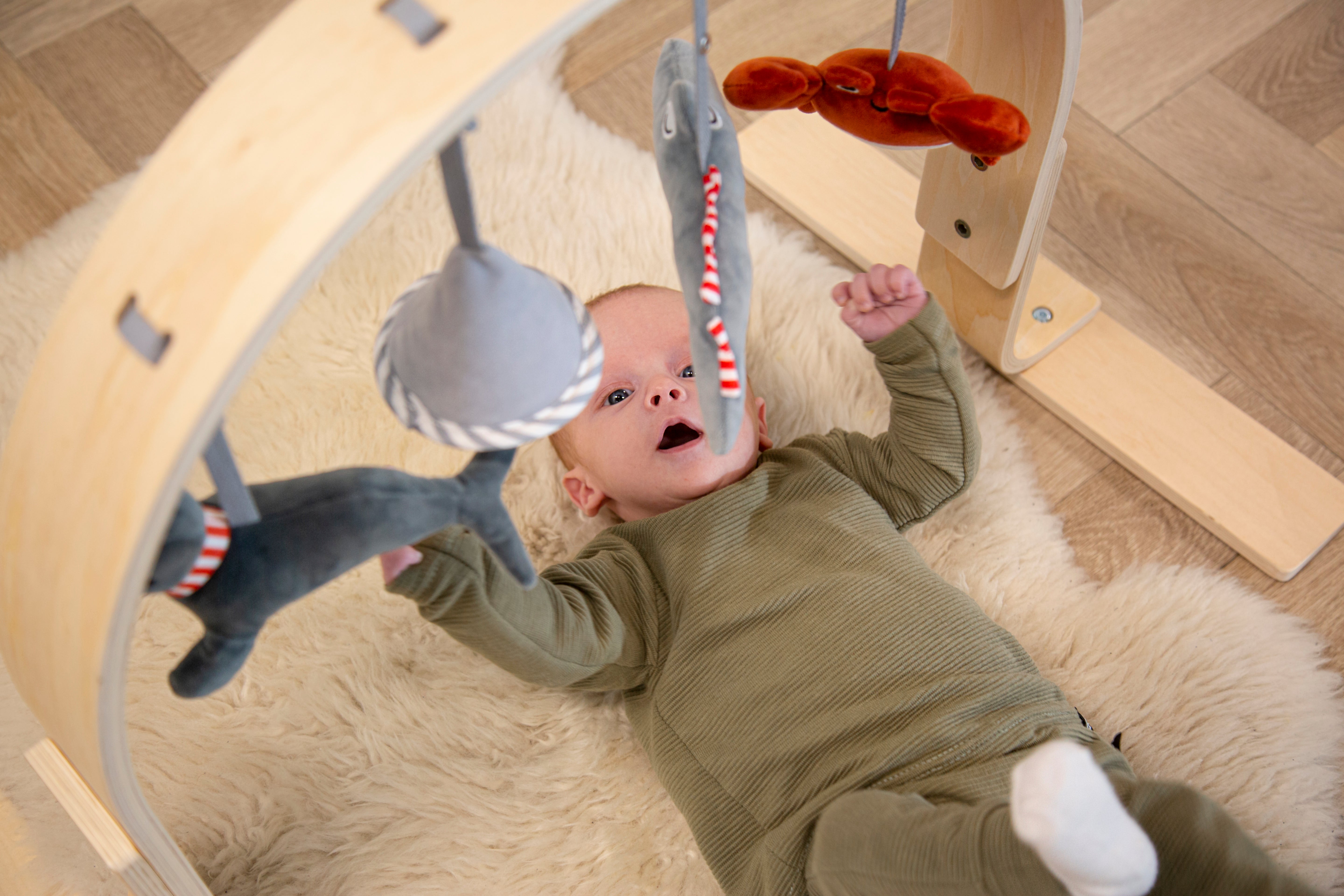 Spielbogen aus Holz mit Plüschtieren