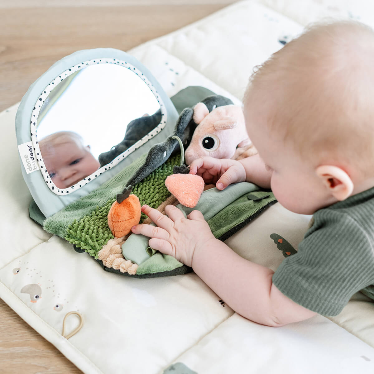 Aktivspielzeug mit Spiegel - Tummy time sensory mirror Tiny - DONE BY DEER