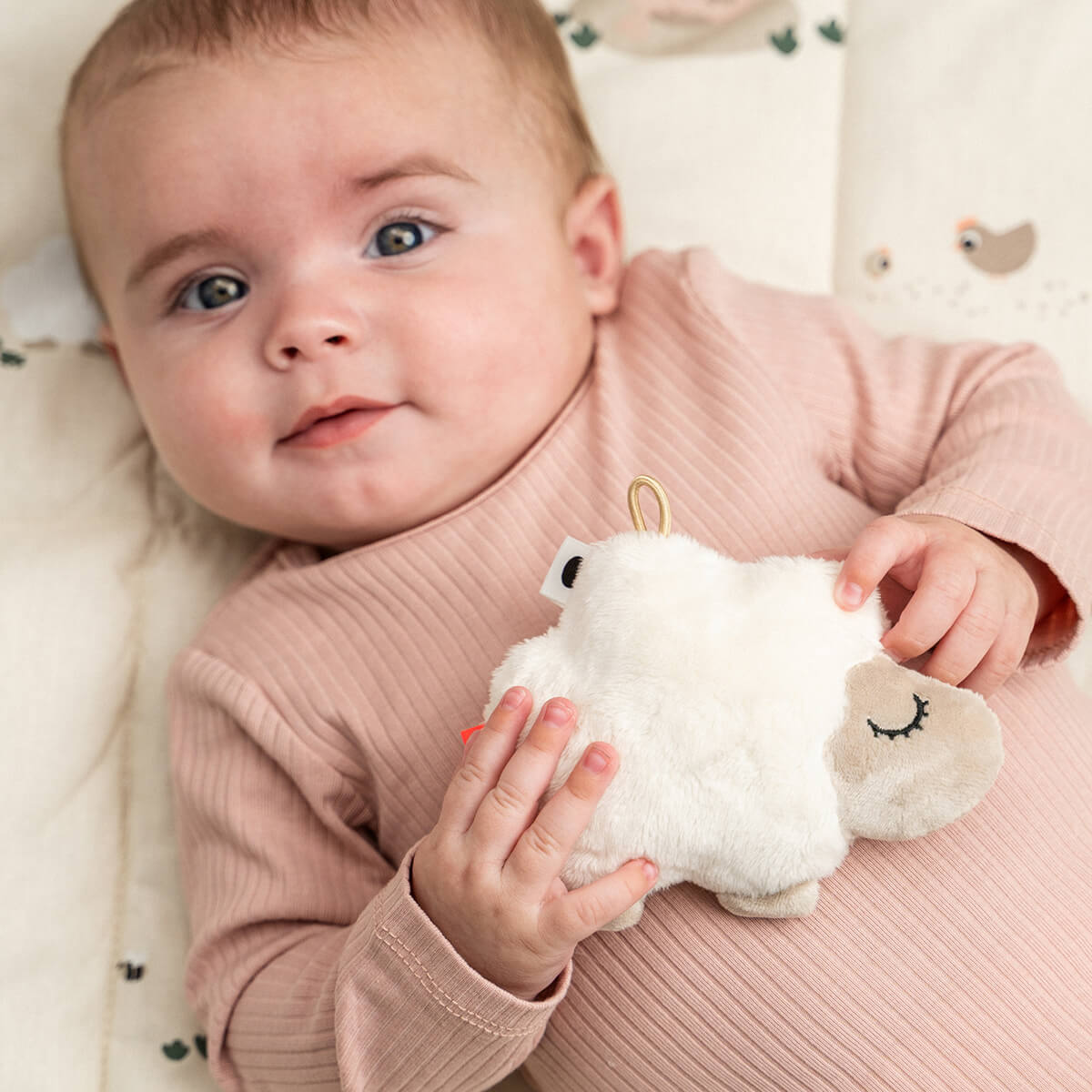 Rassel mit Knistergeräusch - Tiny sensory rattle DONE BY DEER