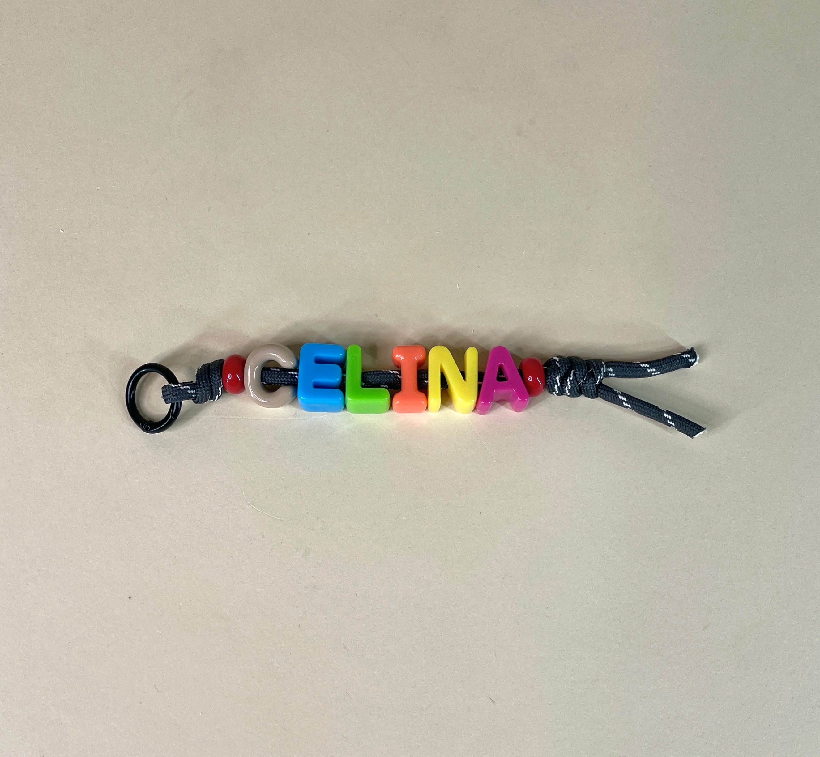 Bunter Schlüsselanhänger mit Namen