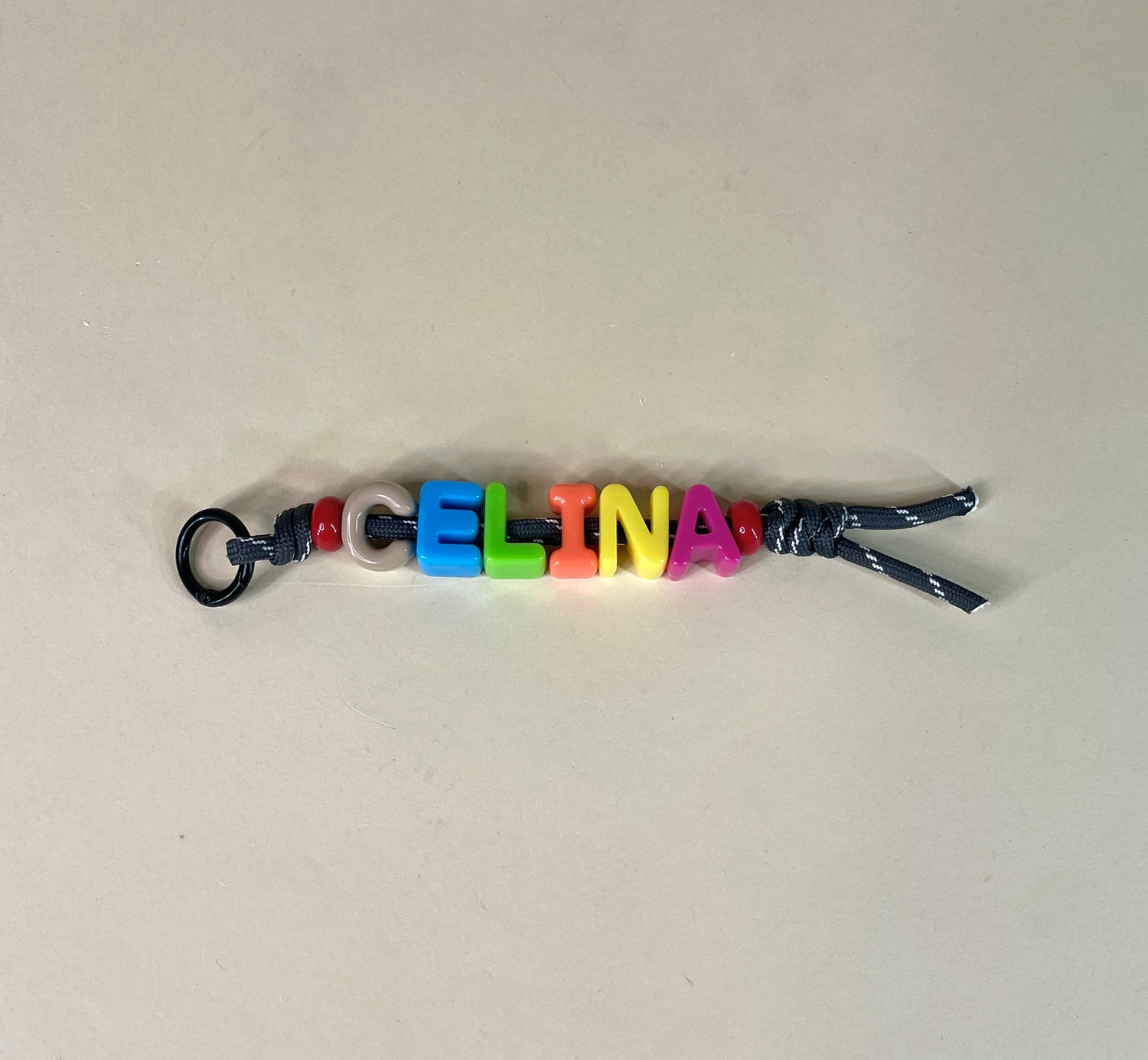 Bunter Schlüsselanhänger mit Namen