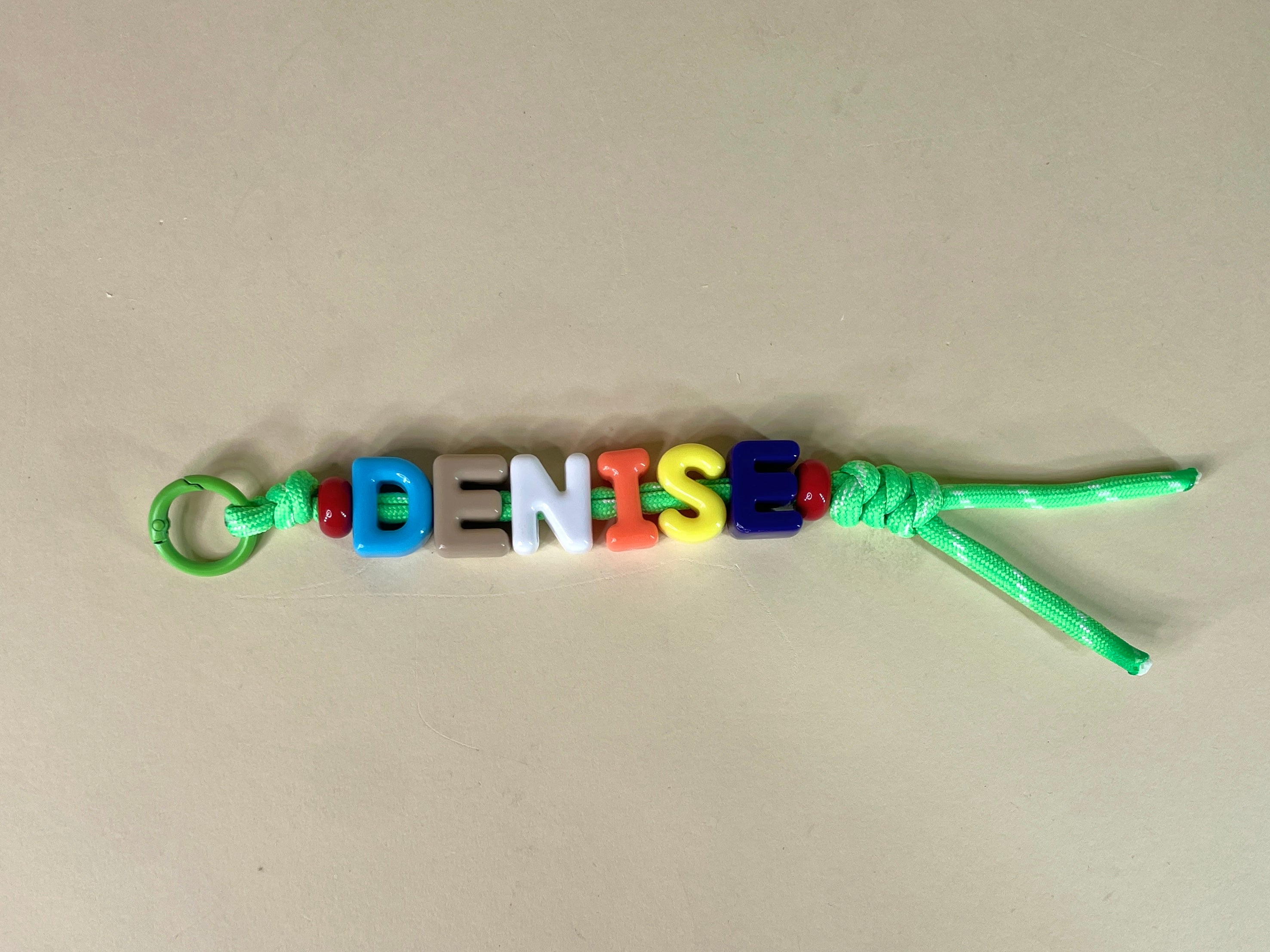 Bunter Schlüsselanhänger mit Namen