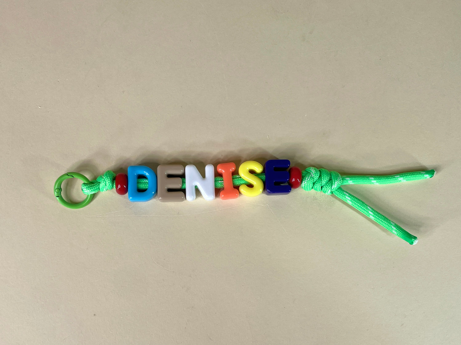 Bunter Schlüsselanhänger mit Namen