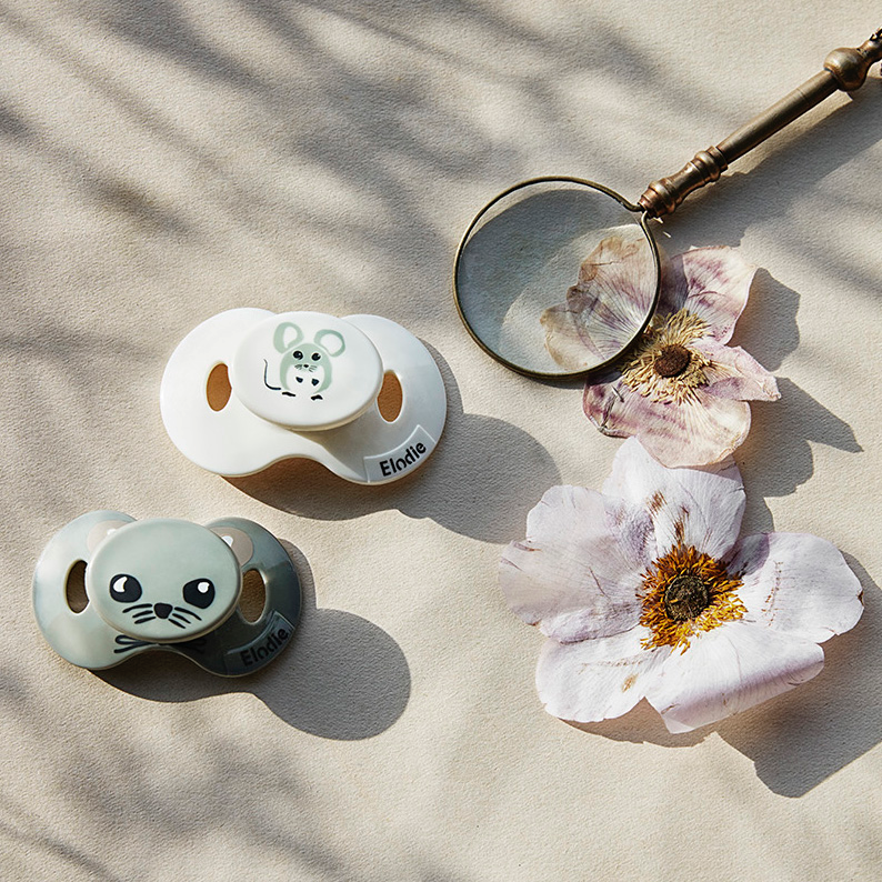 Elodie Details Schnuller Maus in Grau „Hazy Jade Max“