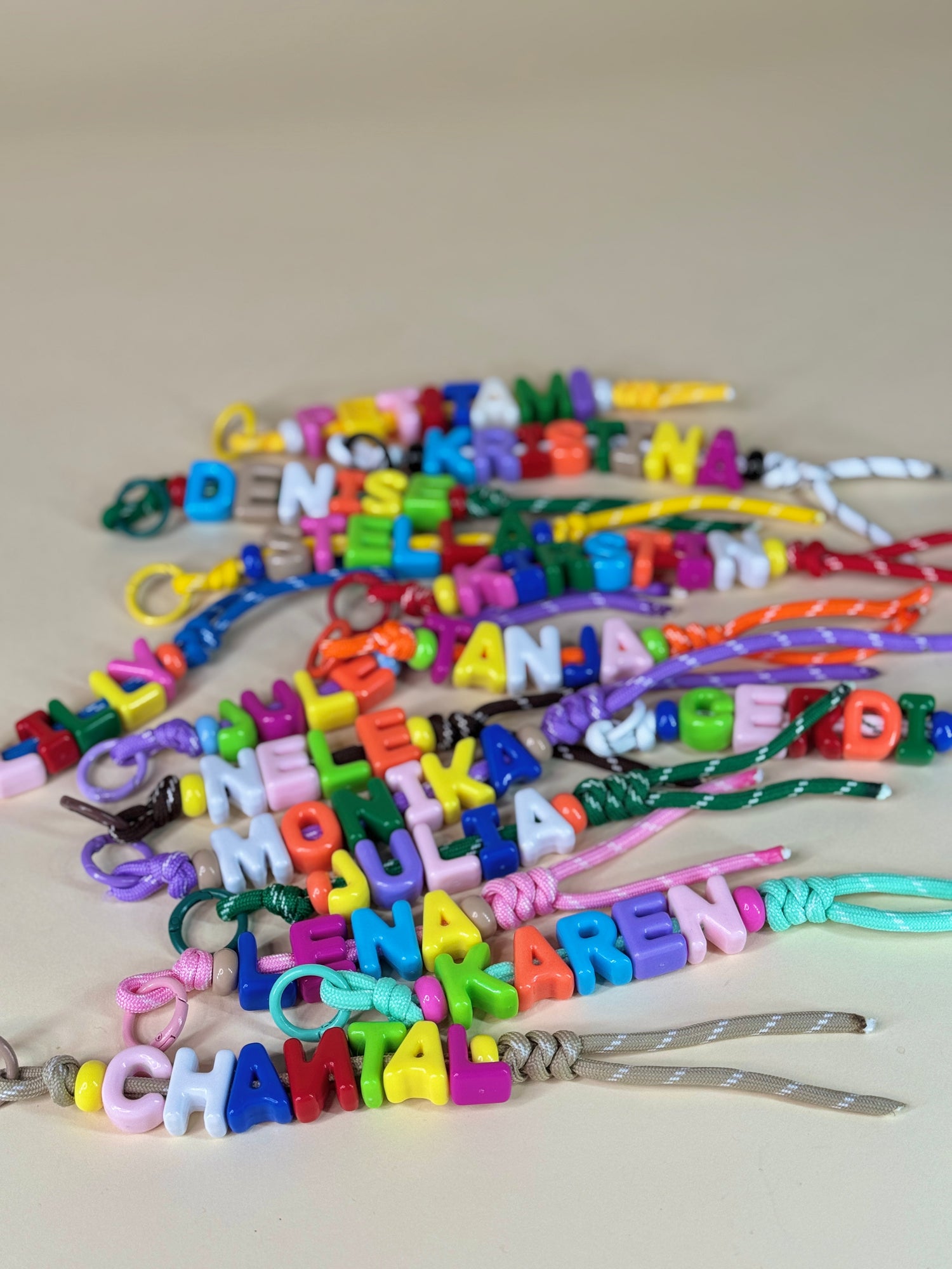 Bunter Schlüsselanhänger mit Namen