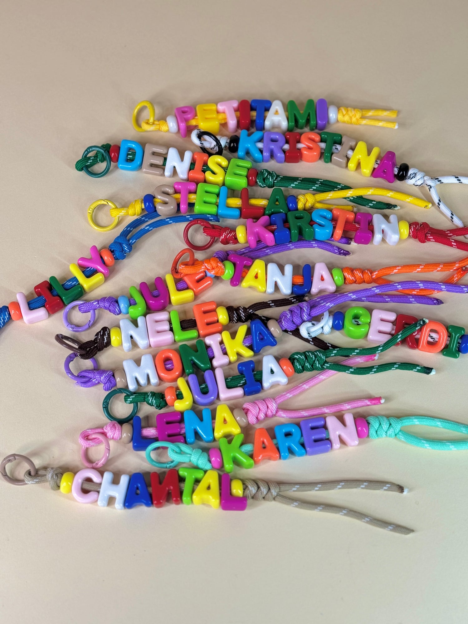 Bunter Schlüsselanhänger mit Namen