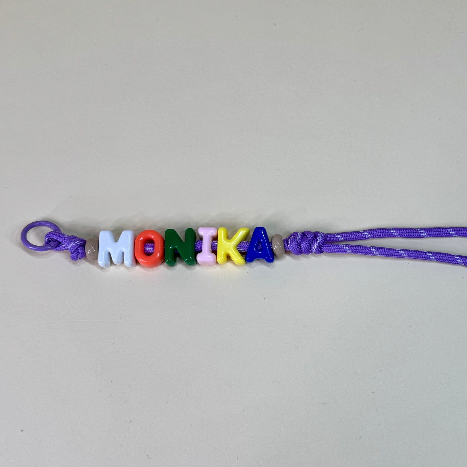 Bunter Schlüsselanhänger mit Namen