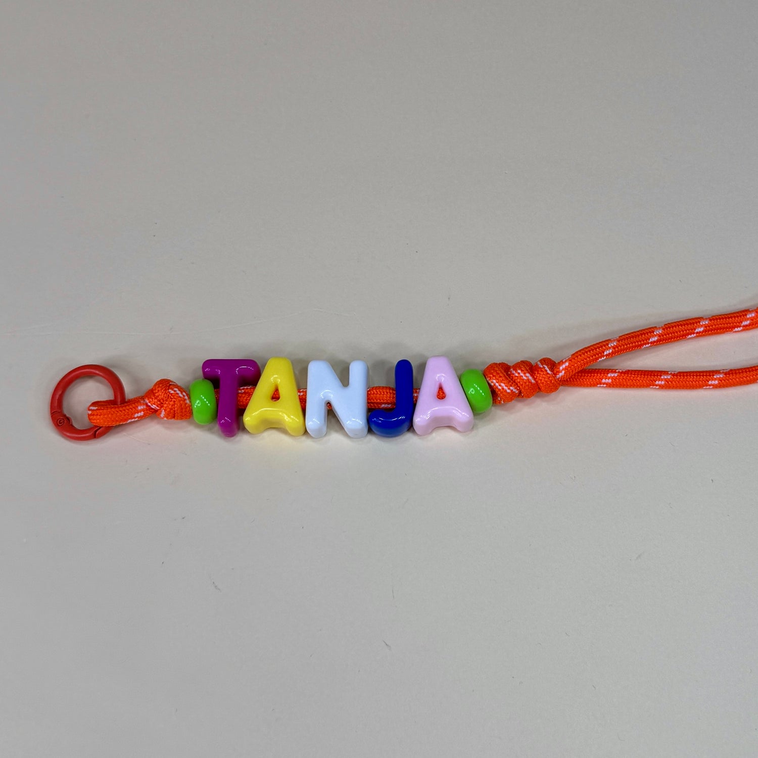 Bunter Schlüsselanhänger mit Namen