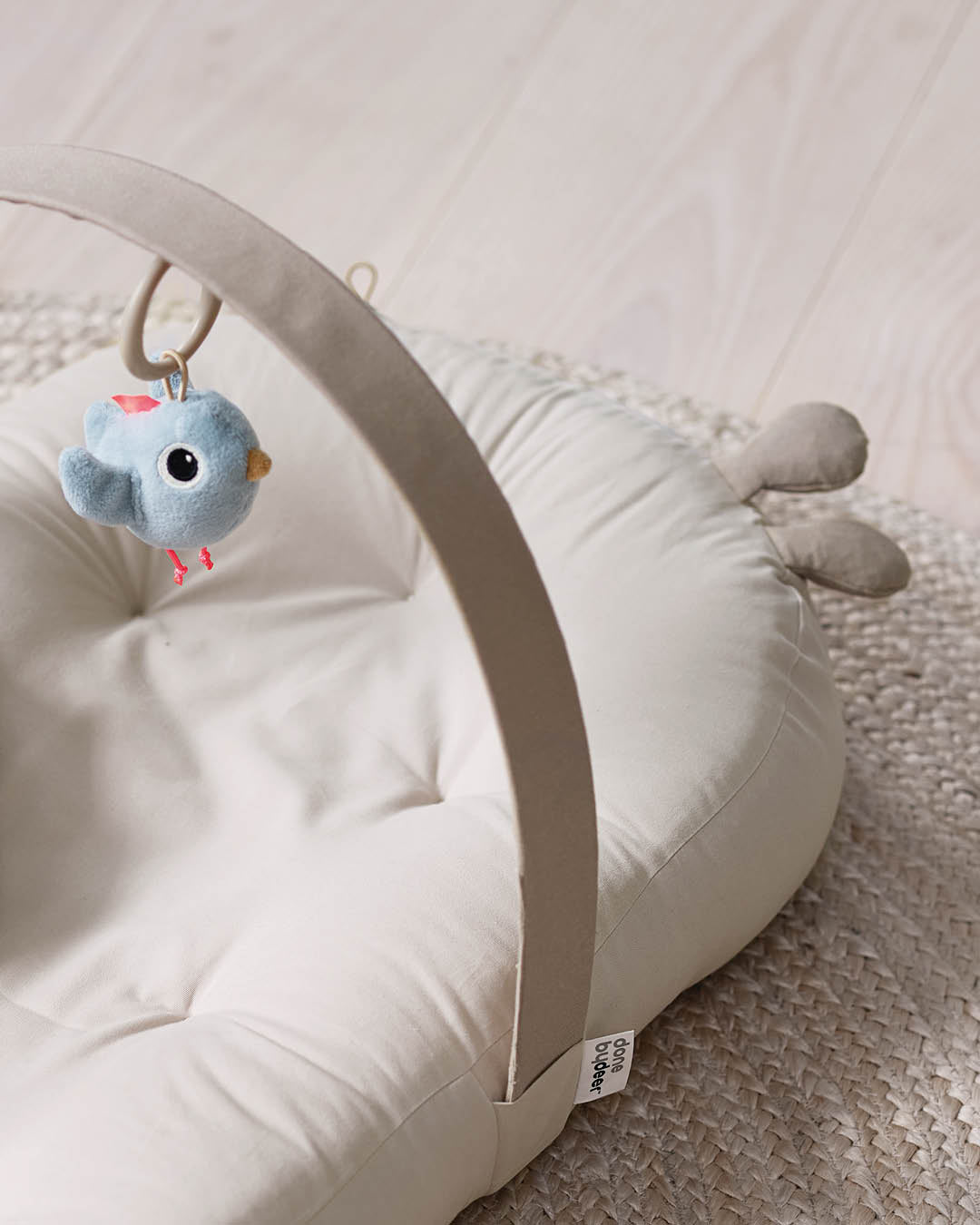 Done by Deer Cozy Lounger mit Aktivitätsbogen „Raffi“ – Blue