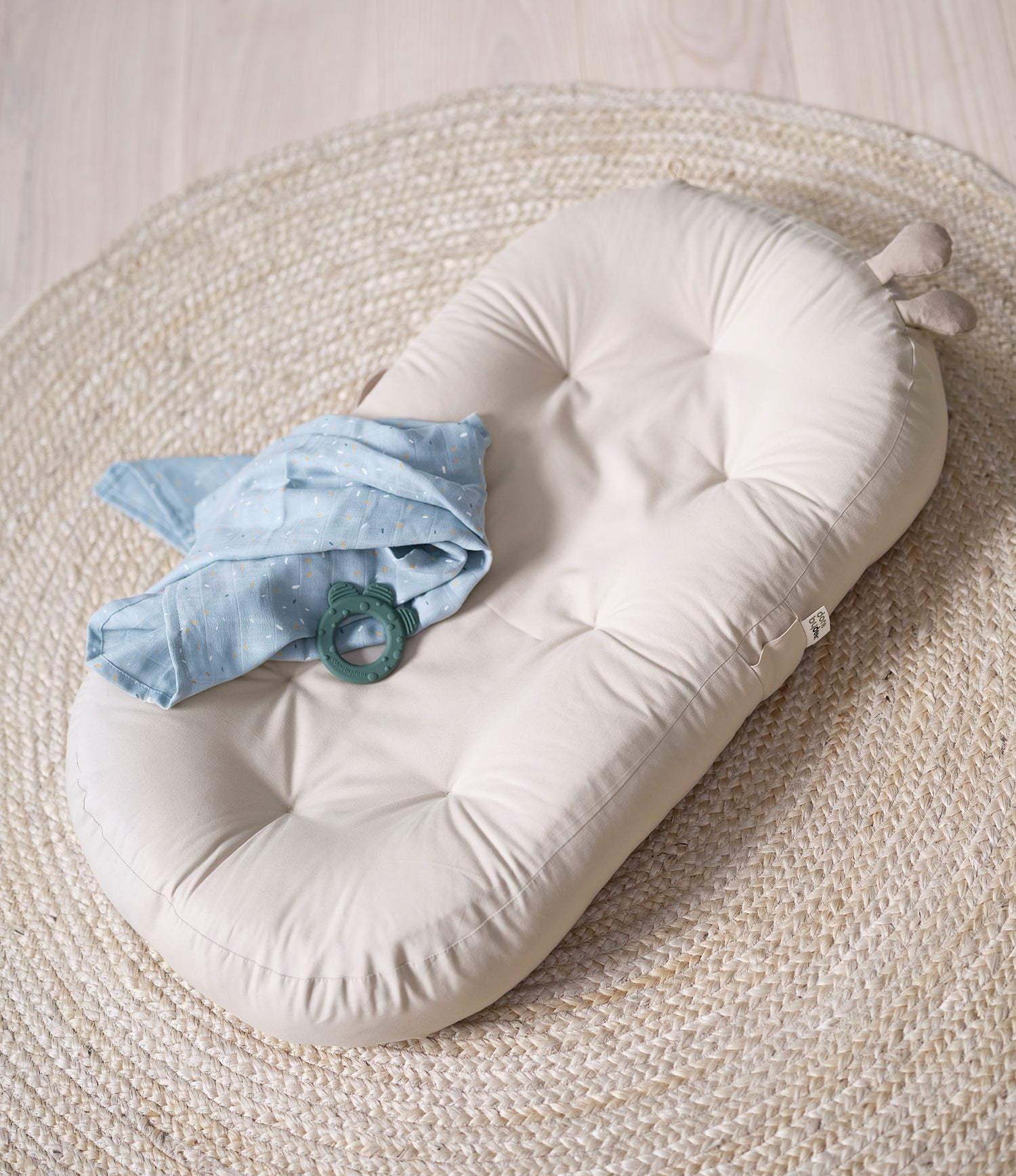 Done by Deer Cozy Lounger mit Aktivitätsbogen „Raffi“ – Blue