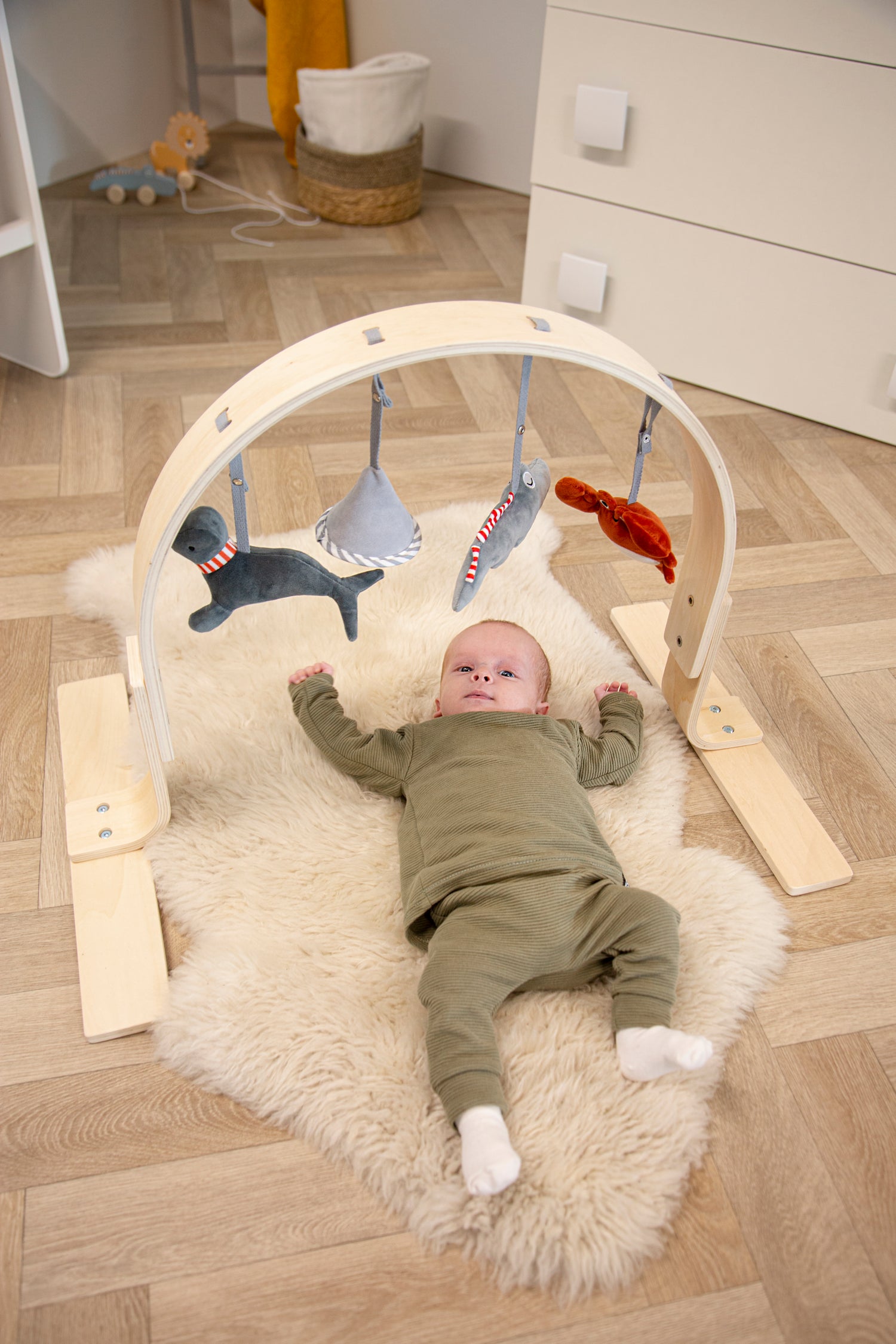 Spielbogen aus Holz mit Plüschtieren