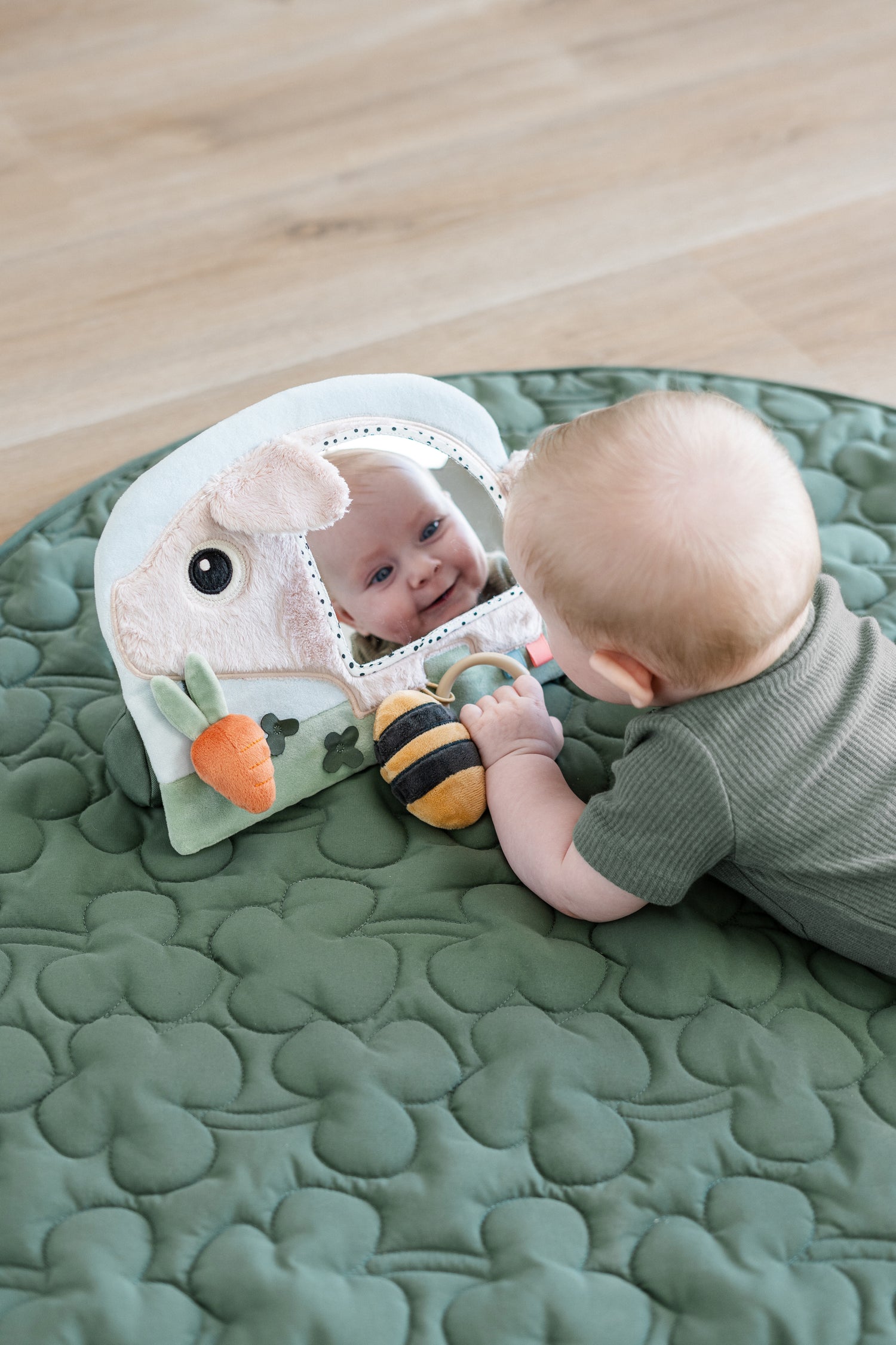 Boden-Aktivspielzeug ,Pigee' DONE BY DEER- Activity floor mirror Pigee Colour